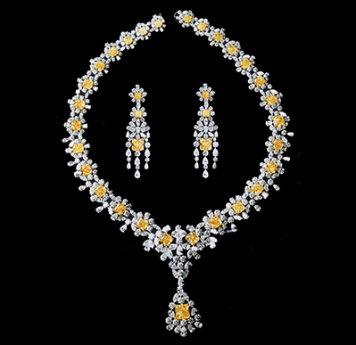 Necklace with large diamonds